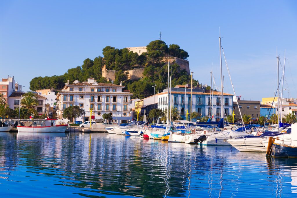 Nuestra historia y filosofía
En el 2010 llegaron a la Costa Blanca un par de profesionales de Berlín, Alemania, a fundar Robin Look España. El objetivo no sólo era ofrecer un producto óptico de alta calidad a un precio absequible para todos, sino también un servicio de excelencia cuyo focus tiene la salud y el bienestar del cliente. Hoy contamos con más de una docena de profesionales, todos con ganas de cuidar esta/dicha filosofía.
Nuestro equipo y nuestras sucursales
En Robin Look tenemos claro que solamente los ópticos-optometristas disponen del conocimiento necesario para encontrar la gafa que mejor se adapte a las necesidades individuales de cada cliente. Por lo tanto, contamos con un grupo de profesionales capacitado para cuidar tu visión y asesorarte con tu nuevo LOOK. En definitiva, se trata de tus ojos y por lo tanto de tu salud.
Nuestras sucursales ópticas están situadas en Altea, Calpe, Dénia, Jávea y El Albir.
Lo que nos distingue del resto
Robin Look es la única óptica donde el cliente consigue su montura por solo 1€ (con la compra de gafas completas). Nuestros clientes pueden elegir entre más de 1000 monturas para encontrar la gafa que más se adapte a su gusto sin que varie el precio final.
Nuestras monturas son de titanium, flex, pasta, al aire, de ranura o de metal; y siempre de última generación.
Si ahora crees que tienes que gastar mucho en tus lentes, estás equivocado ya que nuestro eslogan "La óptica escandalosamente económica" es para nosotros responsabilidad a la vez que obligación.
Todas las lentes que vendemos en Robin Look son de fabricación alemana y de alta calidad óptica; sin embargo las tenemos al precio más competitivo del mercado.
En Robin Look estamos convencidos de nuestros productos. Por eso hemos elaborado un extenso paquete de garantías y seguros que siempre va incluido en la compra de nuestras gafas y que no tiene coste adicional. Así esperamos ofrecerte la máxima seguridad y tranquilidad posible.
Nosotros estaremos encantados de atenderte personalmente y ofrecerte nuestra experiencia profesional.
